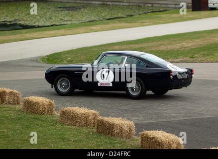 Andrew inglese Una guida 1965 Aston Martin DB5 in volata evento al motorsport presso il palazzo 2011 Foto Stock