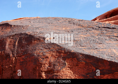 Incisioni rupestri sulla grande roccia sul mouse serbatoio trail della valle del fuoco del parco statale nevada usa Foto Stock