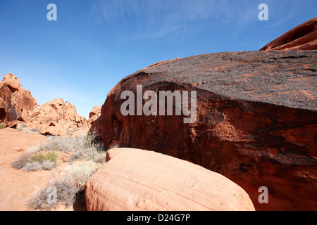 Incisioni rupestri sulla grande roccia sul mouse serbatoio trail della valle del fuoco del parco statale nevada usa Foto Stock