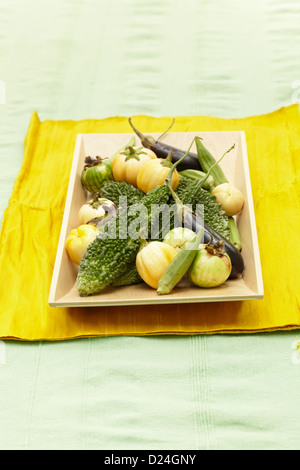 Un piatto di zucche, i cetrioli, le melanzane e okra Foto Stock