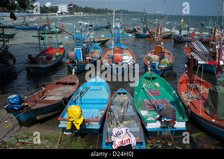 Barche da pesca nel porto di Hua Hin Thailandia Foto Stock