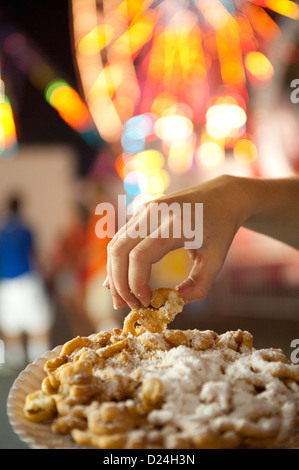 Persona di mangiare la torta di imbuto, godendo il parco di divertimenti al Maryland State Fair, Timonium MD Foto Stock
