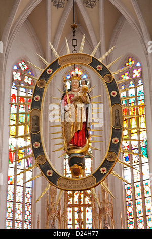 KOSICE - Vergine Maria statua all'interno di mandorla da 18. cento. in Santa Elisabetta cattedrale gotica Foto Stock