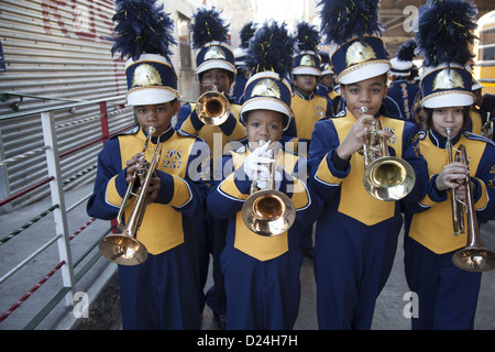 Membri della PS 257 scuole elementari marching band eseguire al 3 Kings parata del giorno a Brooklyn, New York. Foto Stock