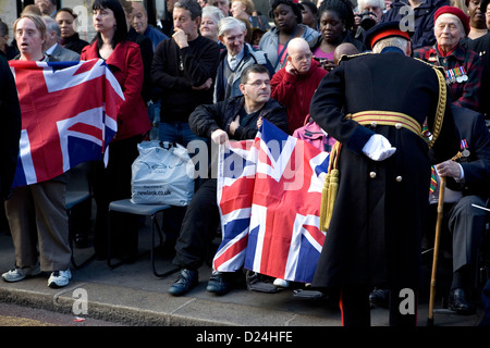 La folla sventolando Union Jack Flag al Welcome home parata delle truppe britanniche torna dall'Afghanistan. Foto Stock