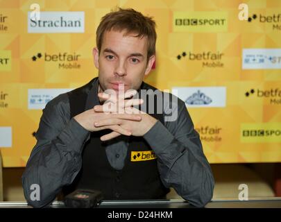 Londra, Regno Unito. 14 gennaio 2013. Allistair Carter (ITA) in azione contro John Higgins OBE (SCO) durante il Masters Snooker da Alexandra Palace. Foto Stock