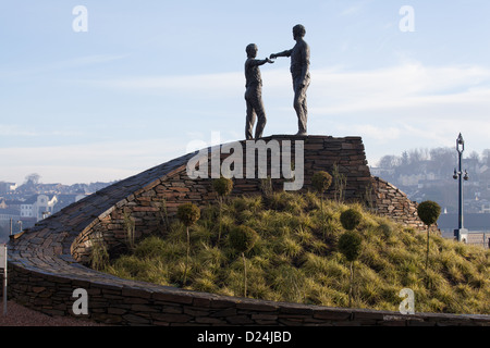 Le mani attraverso il dividere la scultura di Maurice Harron Derry Londonderry Nord Foto Stock