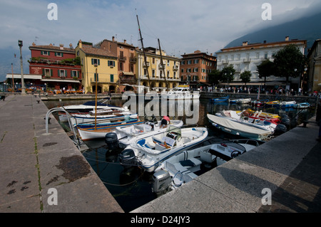 Piazza Marconi e il porto d'Inverno E marina nella città medievale di Malcesine sulla Sponda orientale del Lago di Garda in Veneto Foto Stock