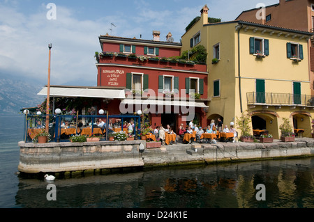 Piazza Marconi e il porto d'Inverno E marina nella città medievale di Malcesine sulla Sponda orientale del Lago di Garda in Veneto Foto Stock