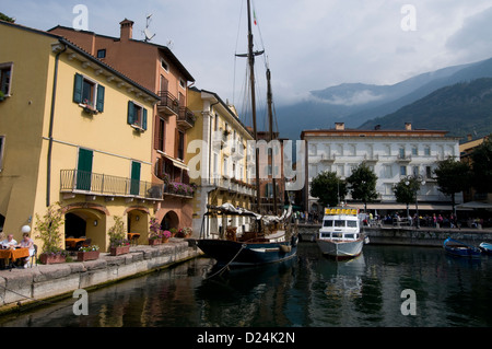 Piazza Marconi e il porto d'Inverno E marina nella città medievale di Malcesine sulla Sponda orientale del Lago di Garda in Veneto Foto Stock