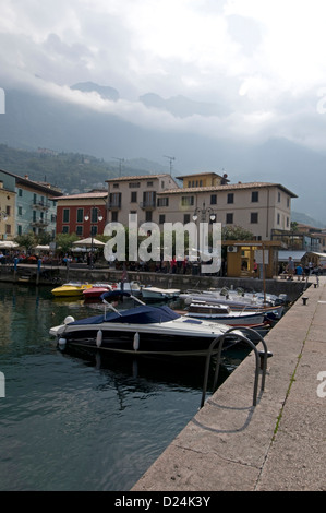 Il porto d'Inverno (porto) E marina nella città medievale di Malcesine sulla Sponda orientale del Lago di Garda in Veneto italia settentrionale Foto Stock