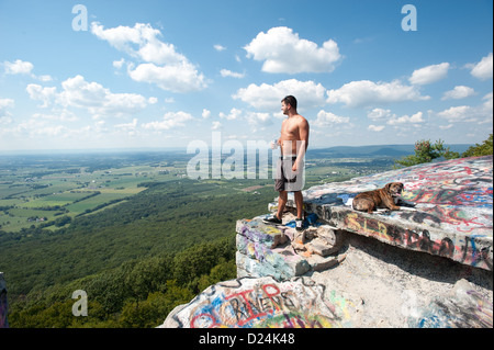 Uomo e cane a scenic si affacciano, vista di Pen Mar, Maryland Mason Dixon Line Foto Stock