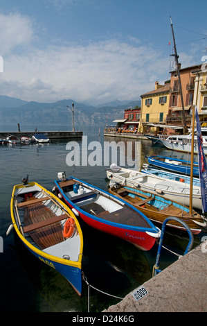 Il porto d'Inverno (porto) E marina nella città medievale di Malcesine sulla Sponda orientale del Lago di Garda in Veneto italia settentrionale Foto Stock