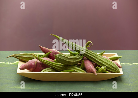 Una ciotola di okra, patate dolci e cetrioli Foto Stock