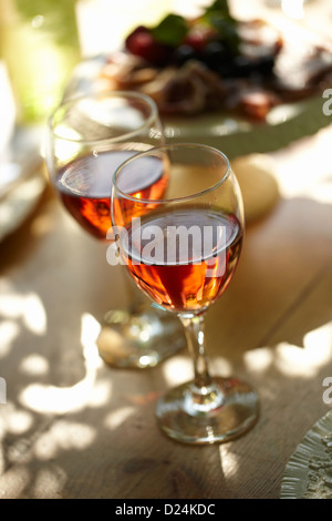 Due bicchieri di vino rosato su un tavolo all'aperto Foto Stock