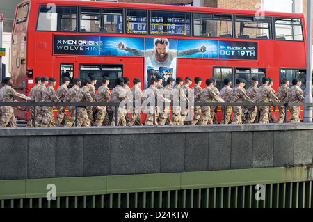 Una colonna di soldati britannici marciando attraverso Croydon a un welcome home parade dopo un tour del dazio in Afghanistan. Foto Stock