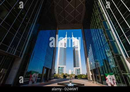 Emirates Towers di Dubai contiene l'ufficio Emirates Tower e Jumeirah Emirates Tower Hotel Foto Stock