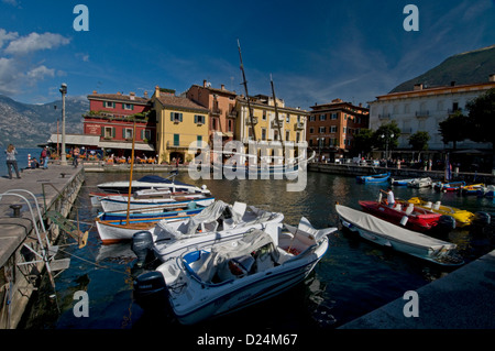 Piazza Marconi e il porto d'Inverno E marina nella città medievale di Malcesine sulla Sponda orientale del Lago di Garda in Veneto Foto Stock