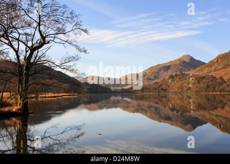 Vista Yr Aran con riflessioni ancora in acque tranquille del Llyn Gwynant lago nelle montagne del Parco Nazionale di Snowdonia paesaggio. Il Galles del Nord Regno Unito Foto Stock