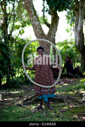 Donna che mantiene un colosso Shell denaro, East New Britain, Papua Nuova Guinea Foto Stock