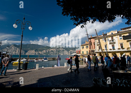 Piazza Marconi e il porto d'Inverno E marina nella città medievale di Malcesine sulla Sponda orientale del Lago di Garda in Veneto Foto Stock