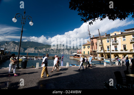 Piazza Marconi e il porto d'Inverno E marina nella città medievale di Malcesine sulla Sponda orientale del Lago di Garda in Veneto Foto Stock