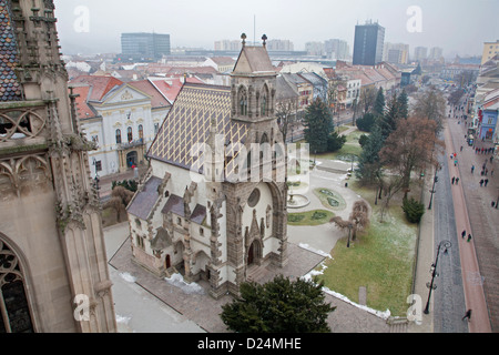 Kosice - Outlook da Santa Elisabetta cattedrale di Saint Michaels cappella e la città in inverno. Foto Stock