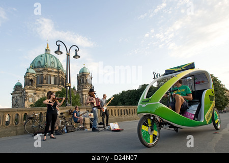 Berlino, Germania, un pedicab sul Friedrichsbruecke davanti alla Cattedrale di Berlino Foto Stock