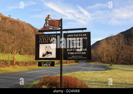 Segno in ingresso al Sygun miniera di rame accanto alla A498 strada attraverso Nant Gwynant Valley vicino a Beddgelert Snowdonia North Wales UK Foto Stock