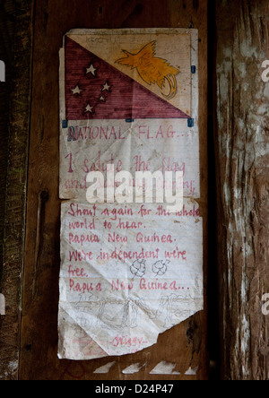 Scuola Poster su la bandiera nazionale, Trobriand Isola, Papua Nuova Guinea Foto Stock