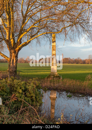 Pietra di Portland obelischi contrassegnare il meridien linea in Old Deer Park - Richmond upon Thames, Surrey Foto Stock