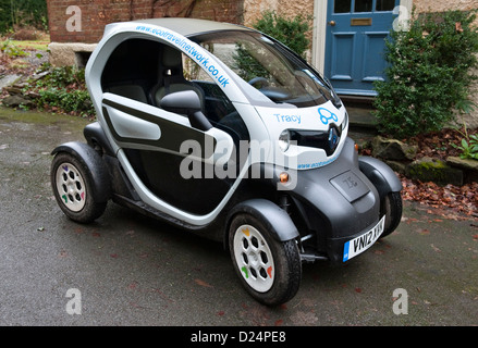 Una city car elettrica Renault Twizy con motore posteriore a due posti (Galles, Regno Unito) Foto Stock