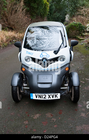 Una city car elettrica Renault Twizy con motore posteriore a due posti (Galles, Regno Unito) Foto Stock