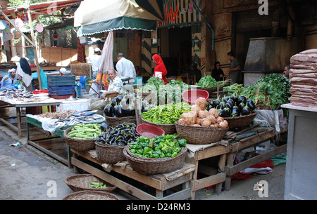 Mercato di strada di stallo di vegetali in Alessandria, Egitto Foto Stock