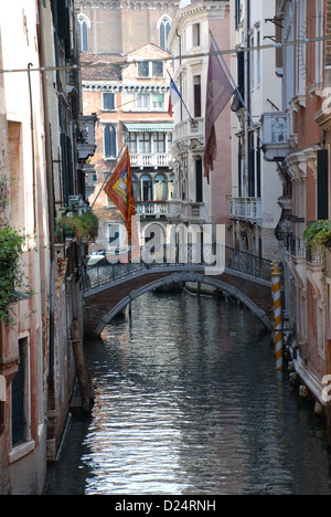 Assonnato canale laterale con ponte a Venezia Foto Stock