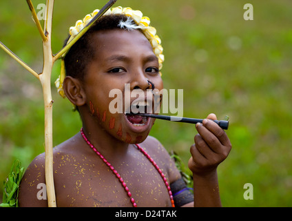 Maschio ballerino tribali nelle isole Trobriand, Papua Nuova Guinea Foto Stock