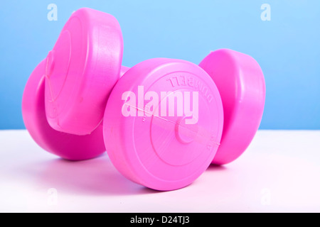 Una coppia di cinque pound rosa dumb campane. Foto Stock