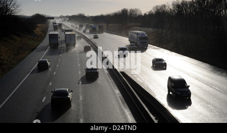 Profilarsi il traffico sulla autostrada M6 vicino a Stafford RE CODE inceppamenti automobilisti auto collegamenti ai mezzi di trasporto di autocarri mezzi pesanti le strade di viaggio REGNO UNITO Foto Stock