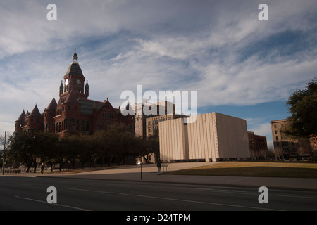 John Fitzgerald Kennedy Memorial Plaza a Dallas, in Texas, accanto al vecchio rosso Courthouse e Dealey Plaza progettato da Philip Johnson Foto Stock