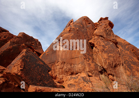 Incisioni rupestri sulla grande roccia arenaria accanto a atlatl valle del fuoco del parco statale nevada usa Foto Stock