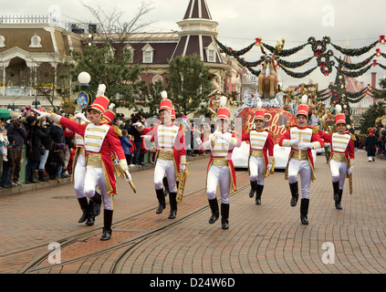 Toy Soldiers marching in parata natalizia a Disneyland Parigi, Francia Foto Stock