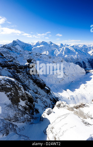 Panorama di montagna da Titlis in inverno sulle Alpi svizzere, Engelberg, Svizzera Foto Stock