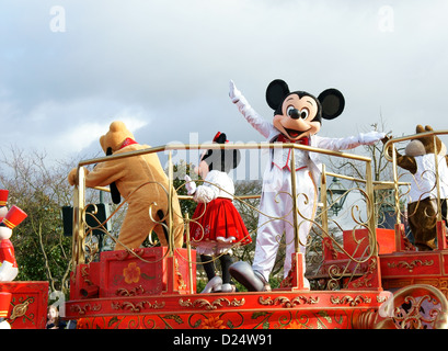 Mickey Mouse e altri personaggi Disney a salutare la folla durante la parata di Disney in Disneyland Parigi, Francia Foto Stock