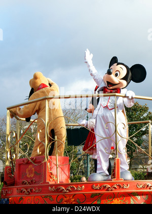 Mickey Mouse e altri personaggi Disney a salutare la folla durante la parata di Disney in Disneyland Parigi, Francia Foto Stock