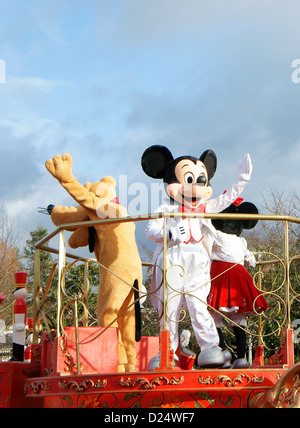 Mickey Mouse e altri personaggi Disney a salutare la folla durante la parata di Disney in Disneyland Parigi, Francia Foto Stock