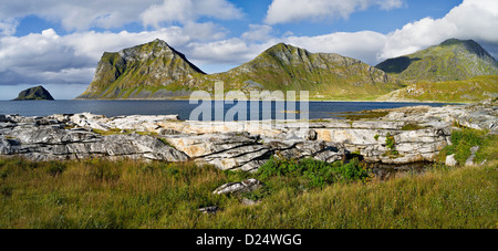 Spettacolari colline e montagne tra Vik e Uttakleiv, Lofoten, arctic Norvegia Foto Stock