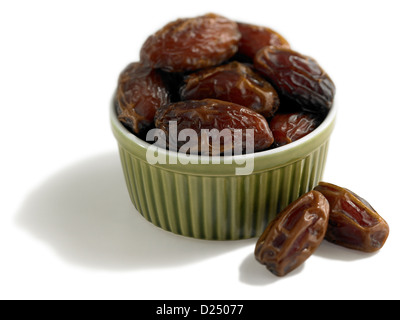 Date in una ciotola delineato su bianco Foto Stock