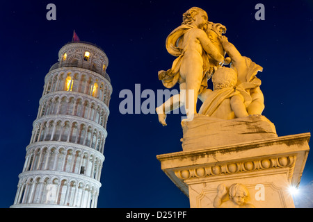 Torre pendente di Pisa con statua dopo il tramonto, Toscana, Italia Foto Stock