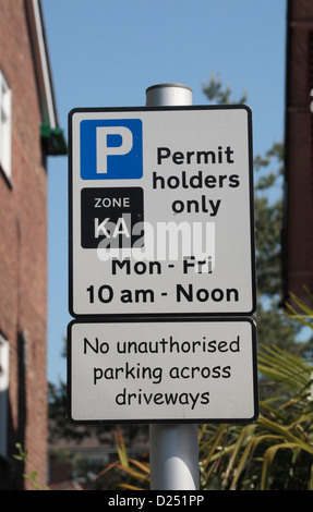 Una specifica zoned ' Permit Holders Only' firmare in una strada residenziale di Kew, Surrey, Inghilterra. Foto Stock