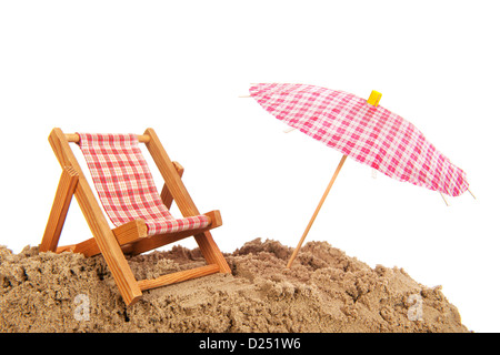 Sdraio sulla spiaggia e ombrellone per ombra in spiaggia Foto Stock